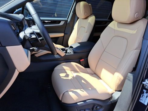 Used 2025 Porsche Cayenne image 5