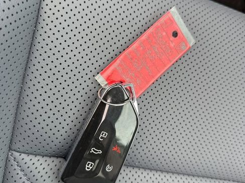 Used 2025 Volkswagen Tiguan SE w/ Panoramic Sunroof Package image 30