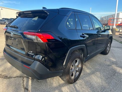 Used 2022 Toyota RAV4 LE AWD/4WD image 4