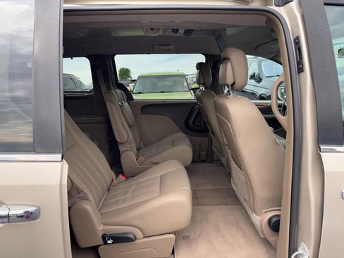 Used 2015 Chrysler Town & Country Touring w/ Driver Convenience Group image 10