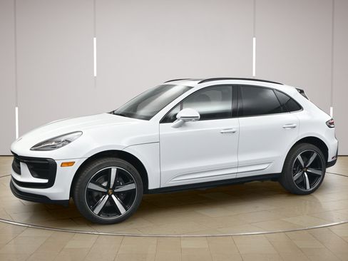 Certified 2026 Porsche Macan AWD/4WD image 2