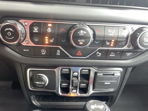 Used 2025 Jeep Wrangler Unlimited Sahara image 8