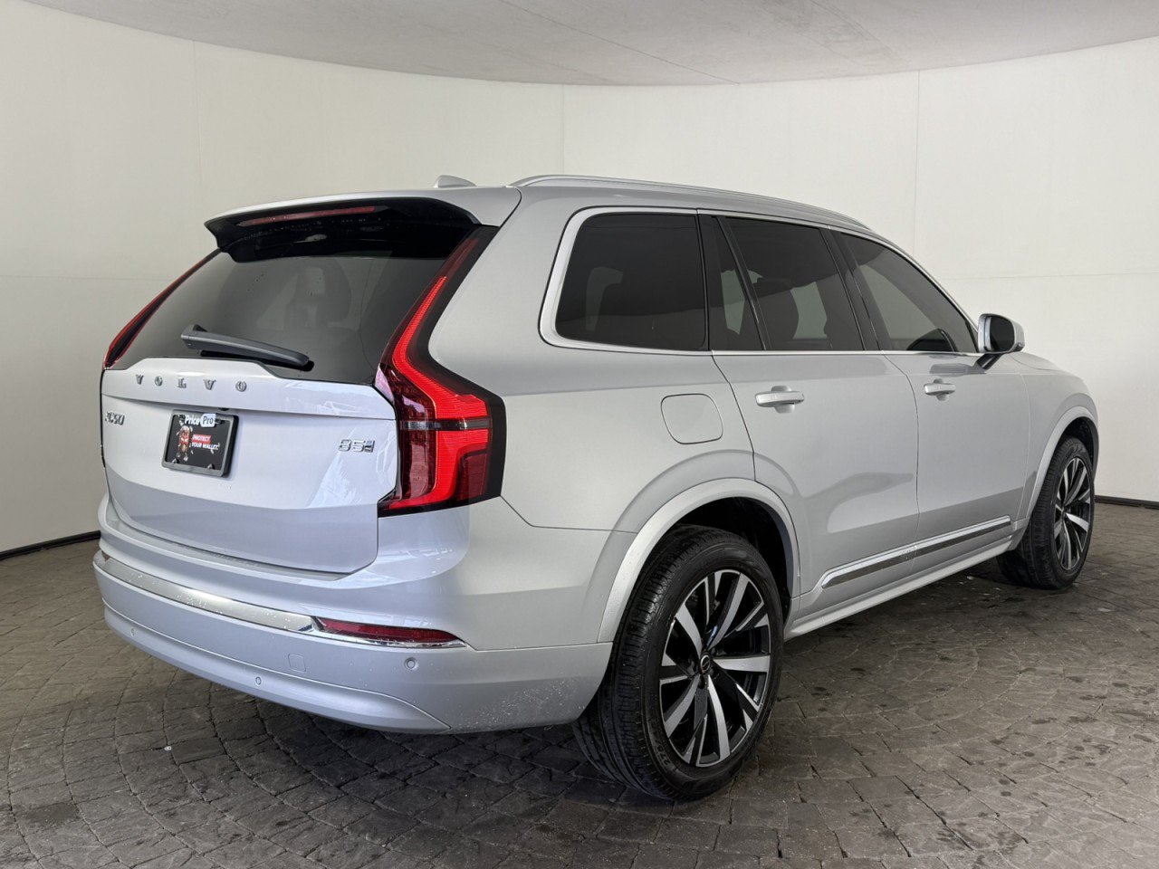 Used 2025 Volvo XC90 B5 Core AWD/4WD image 9
