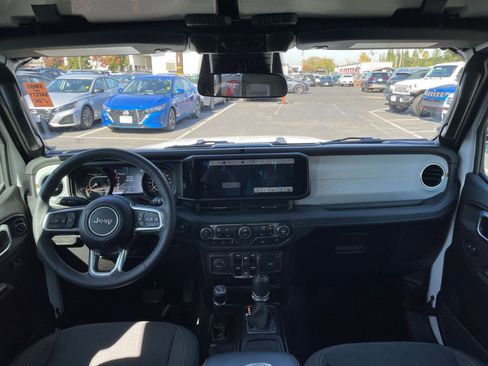 Used 2025 Jeep Wrangler Sahara image 32