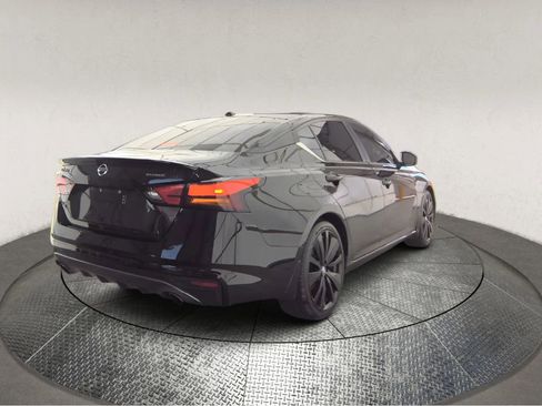 Used 2022 Nissan Altima 2.5 SR w/ Midnight Edition Package image 2
