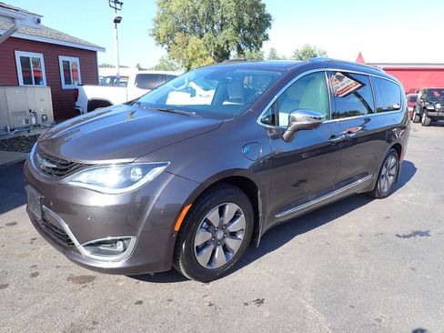 Used 2018 Chrysler Pacifica Limited w/ Advanced Safetytec Group FWD image 3