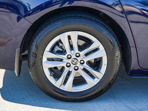 Used 2023 Toyota Sienna Limited image 12