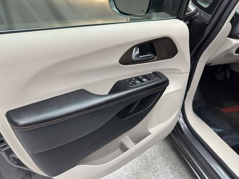 Used 2019 Chrysler Pacifica Touring-L FWD image 8