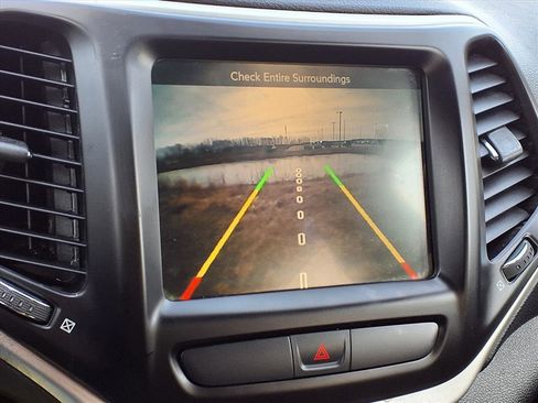 Used 2016 Jeep Cherokee Trailhawk image 9