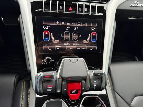 Used 2022 Lamborghini Urus AWD/4WD image 43