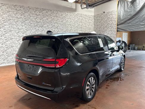 Used 2024 Chrysler Pacifica Limited FWD image 7