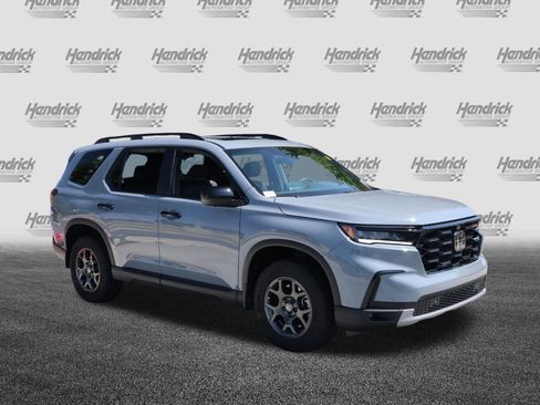 Used 2025 Honda Pilot TrailSport image 2