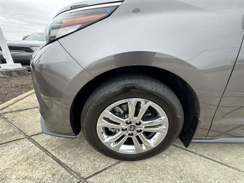Used 2023 Toyota Sienna Platinum image 10