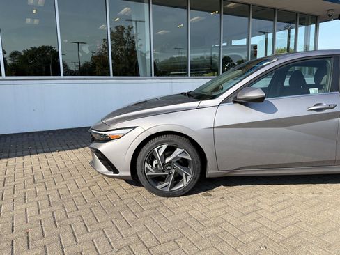 Used 2025 Hyundai Elantra SEL FWD image 9
