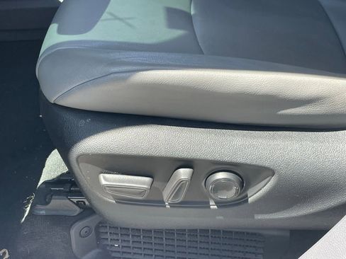 Used 2024 Toyota Sienna XLE FWD image 4