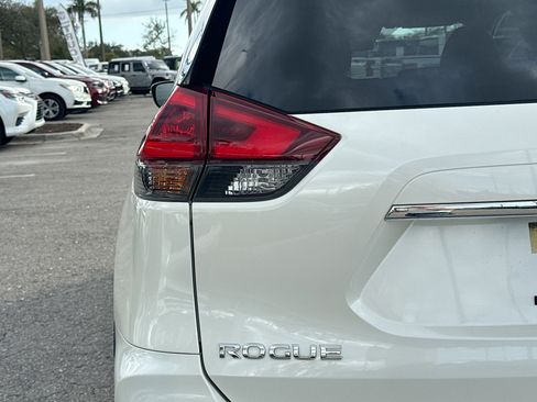 Used 2020 Nissan Rogue SV image 11