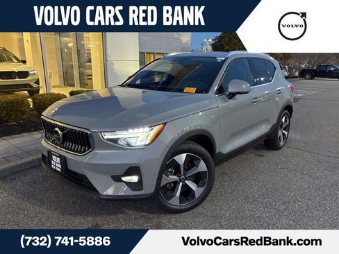 Certified 2025 Volvo XC40 B5 Plus AWD/4WD image 1