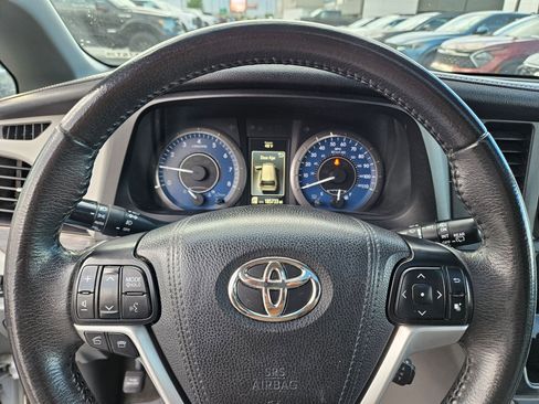 Used 2017 Toyota Sienna XLE w/ XLE Navigation Package FWD image 23