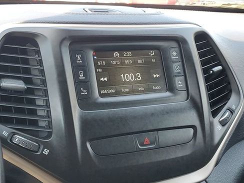 Used 2016 Jeep Cherokee Latitude w/ Cold Weather Group FWD image 13