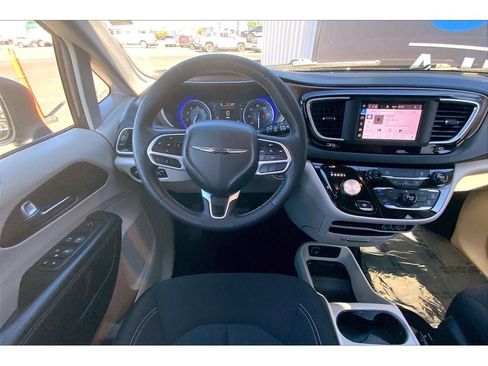 Used 2022 Chrysler Voyager LX FWD image 5