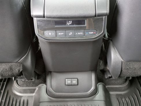 Used 2023 Toyota Highlander XLE AWD/4WD image 18
