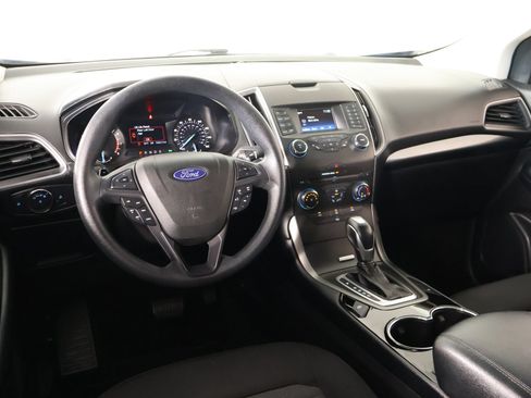 Used 2018 Ford Edge SE FWD image 2