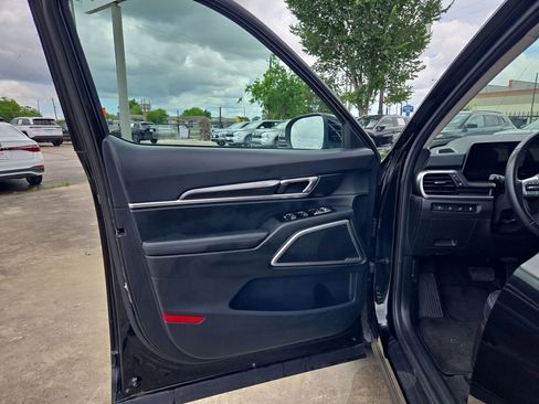 Used 2025 Kia Telluride S FWD image 11