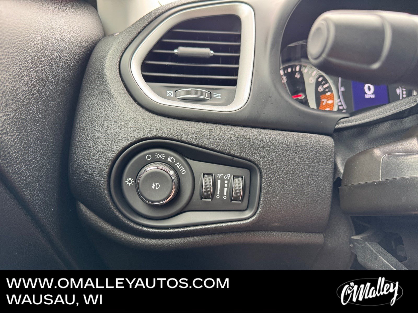 Used 2020 Jeep Renegade Latitude w/ Cold Weather Group AWD/4WD image 18