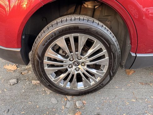 Used 2022 Toyota Venza XLE image 7