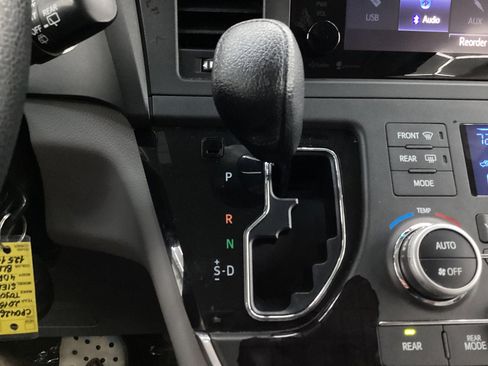 Used 2015 Toyota Sienna LE AWD/4WD image 35