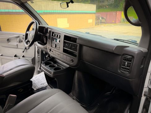 Used 2014 Chevrolet Express 2500 RWD image 22