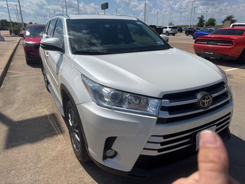 Used 2018 Toyota Highlander XLE AWD/4WD image 7