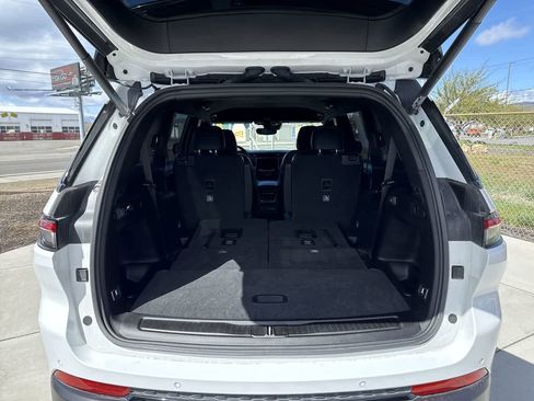 Used 2024 Jeep Grand Cherokee L Laredo image 6