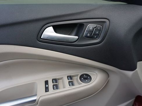 Used 2019 Ford Escape Titanium image 4