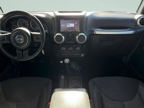Used 2015 Jeep Wrangler Unlimited Sahara w/ Connectivity Group AWD/4WD image 28