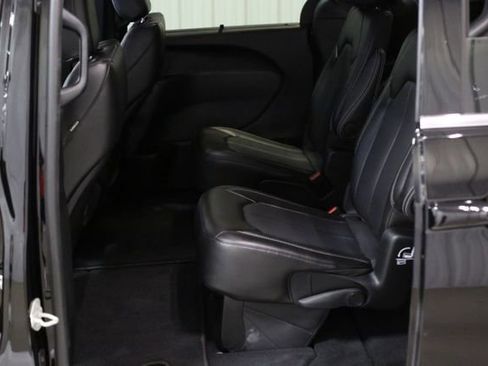 Used 2025 Chrysler Pacifica Select image 23