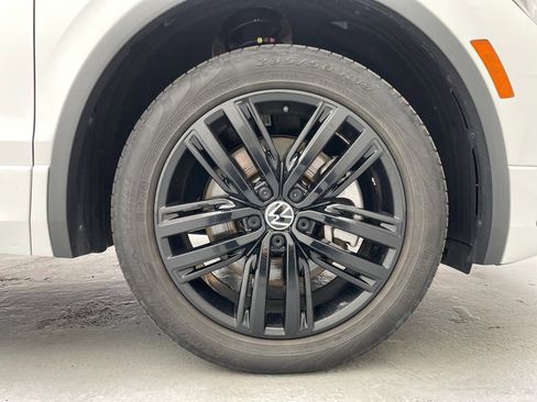 Used 2022 Volkswagen Tiguan SE R-Line image 18