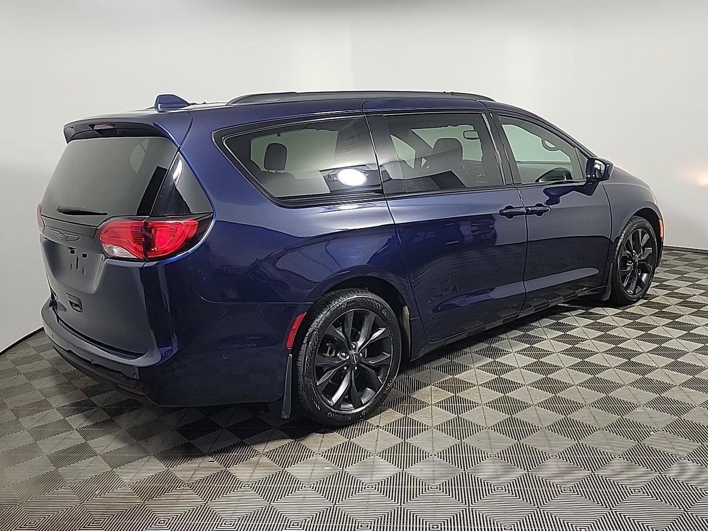 Used 2019 Chrysler Pacifica Touring-L Plus w/ Advanced Safetytec Group FWD image 4