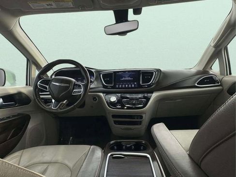 Used 2018 Chrysler Pacifica Touring-L Plus image 9