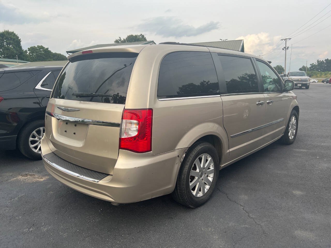 Used 2016 Chrysler Town & Country Touring w/ Driver Convenience Group FWD image 3
