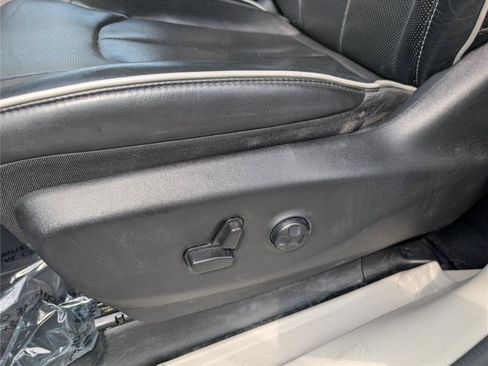 Used 2023 Chrysler Pacifica Limited FWD image 10