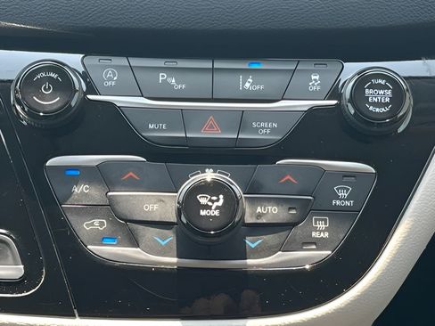 Used 2024 Chrysler Pacifica Touring-L FWD image 30