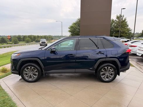 Used 2022 Toyota RAV4 XLE Premium AWD/4WD image 6