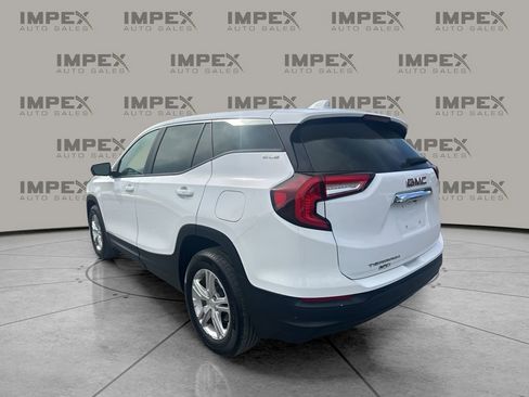 Used 2024 GMC Terrain SLE image 3