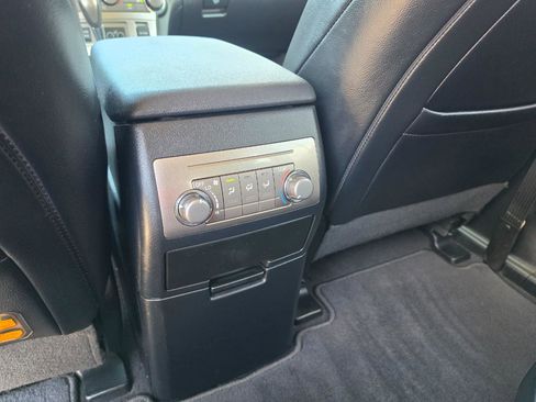 Used 2012 Toyota Highlander SE w/ Tow Pkg FWD image 24