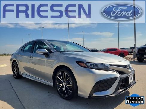 Used 2024 Toyota Camry SE image 3