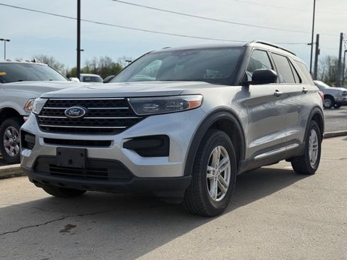 Used 2020 Ford Explorer XLT w/ Comfort Package image 2