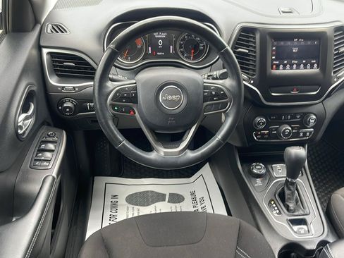 Used 2019 Jeep Cherokee Latitude w/ Cold Weather Group AWD/4WD image 9
