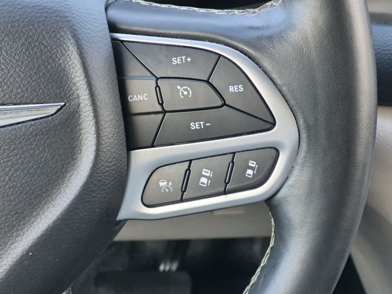 Used 2020 Chrysler Pacifica Touring-L w/ Advanced Safetytec Group FWD image 24