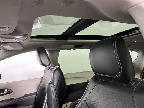 Certified 2024 Chrysler Pacifica Limited image 24